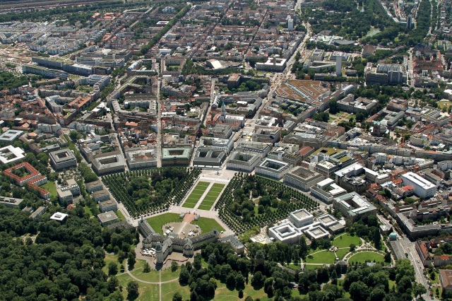 Luftbild des Karlsruher Fächers Richtung Süden. Foto: Roland Fränkle Bildstelle der Stadt Karlsruhe (c) Stadtmarketing Karlsruhe GmbH